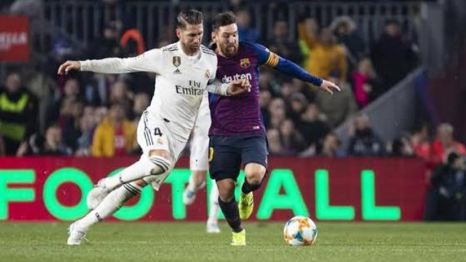 Sergi Ramos berusaha keras hentikan Lionel Messi