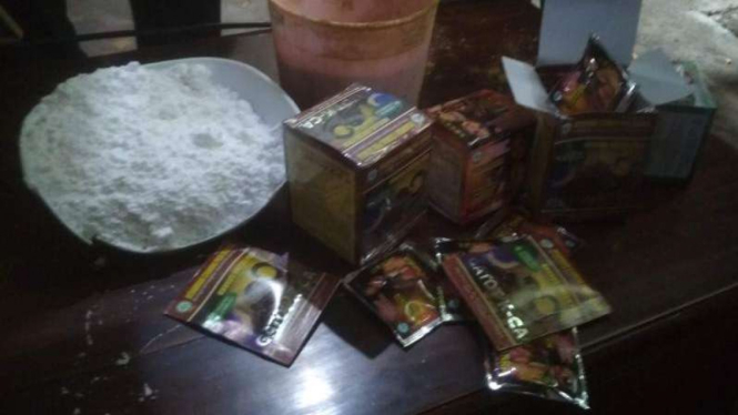 Polisi menyita bahan baku pembuatan obat ilegal di Surabaya.