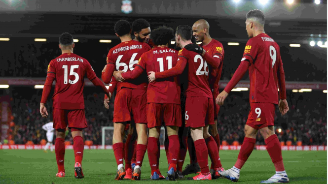 Para pemain Liverpool rayakan gol.