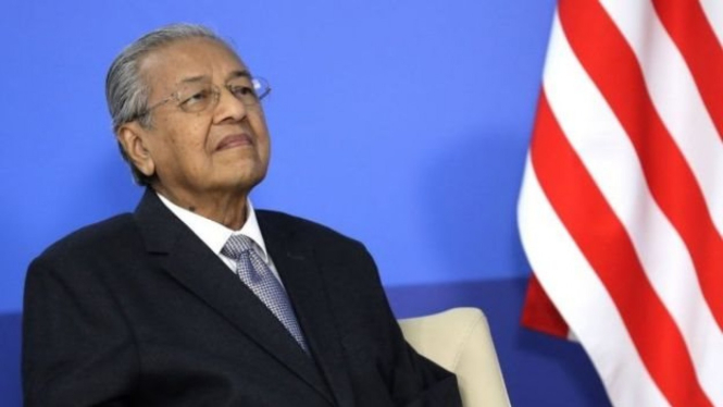 Perdana Menteri (PM) Malaysia Mahathir Mohamad menyerahkan surat pengunduran diri kepada raja Malaysia Senin (24/02). - MIKHAIL METZEL/GETTY