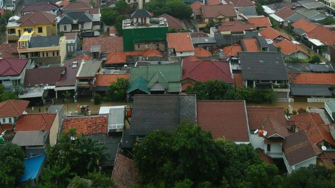 Banjir di Jakarta di kawasan permukiman di Pramuka-Rawasari