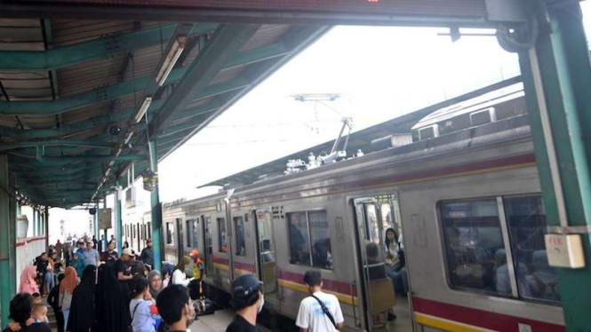 Para calon penumpang KRL Commuter Line di Stasiun Manggarai Jakarta