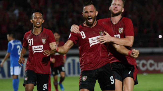 Pemain Bali United rayakan gol.