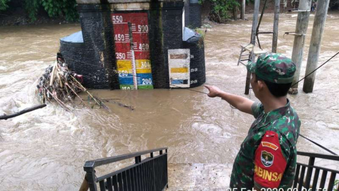 Pengamatan ketinggian air di pos pantau Jembatan Panus, Kota Depok, Jawa Barat, menyusul hujan di kota itu sejak Selasa dini hari, 25 Februari 2020.