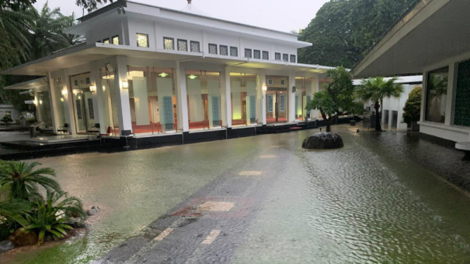 Kompleks Istana Kepresidenan tergenang air.