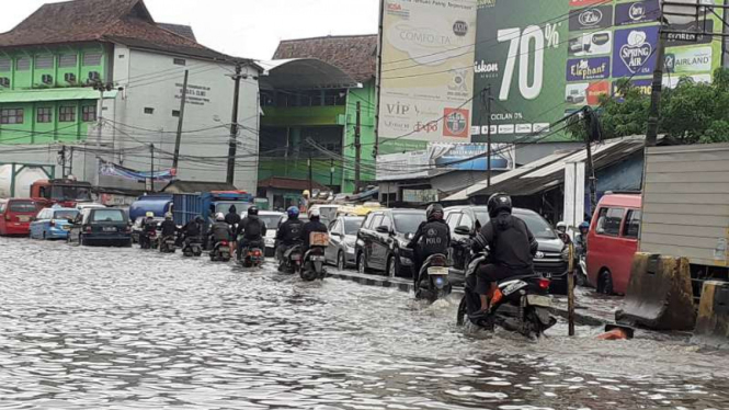 Banjir dengan ketinggian 10-20 sentimeter merendam ruas Jalan Raya Serang mulai dari kawasan Cikupa Kilometer 15 hingga pintu masuk Tol Bitung, Tangerang, Banten, Selasa, 25 Februari 2020.