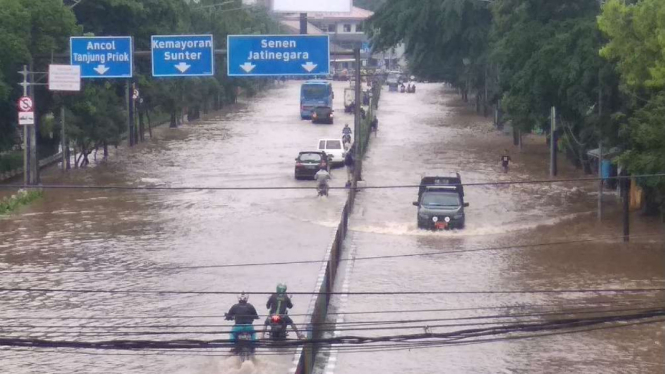 Banjir di Jalan Doktor Sutomo, Pasar Baru, Jakarta Pusat.
