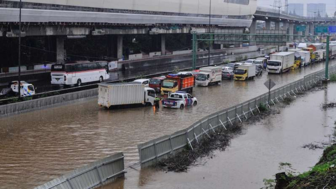 Tol Jakarta-Cikampek banjir di Jatibening Bekasi, Jawa Barat, Selasa (25/2/2020)