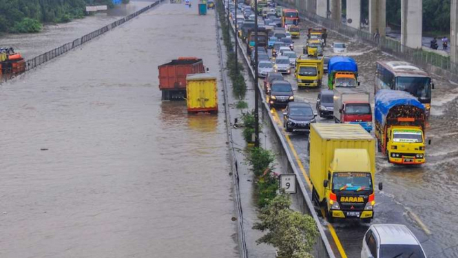 Tol Jakarta-Cikampek banjir di Jatibening Bekasi, Jawa Barat, Selasa (25/2/2020)