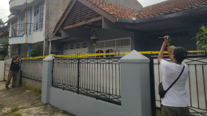 Sebuah rumah warga di kompleks Perumahan Batan Indah, Serpong, Kota Tangerang Selatan, Banten, yang diduga terdapat sumber paparan radioaktif berdasarkan investigasi Bapeten dan Polri pada Senin, 24 Februari 2020.