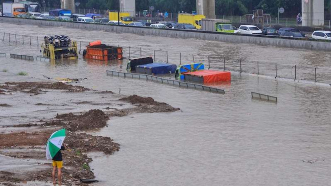 Tol Jakarta-Cikampek banjir di Jatibening Bekasi, Jawa Barat, Selasa (25/2/2020)