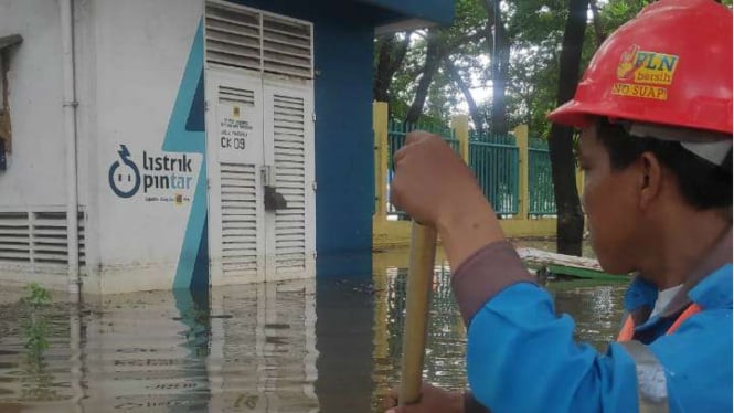 Petugas PLN memadamkan gardu listrik akibat banjir yang melanda Jakarta dan sekitarnya.