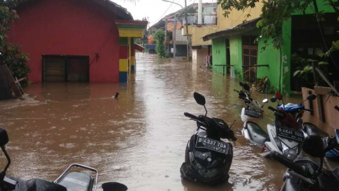 Rumah-rumah warga di Kelurahan Cipinang Melayu, Kecamatan Makasar, Jakarta Timur, kebanjiran menyusul hujan deras dan debit air di Kali Sunter meluap pada Selasa, 25 Februari 2020.