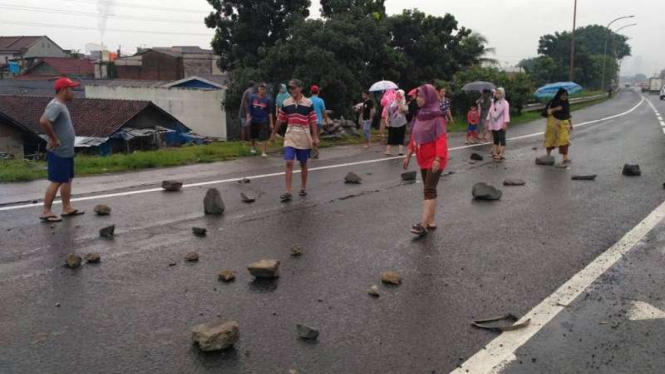 Warga Tangerang memblokade pintu tol Bitung 2 gara-gara banjir