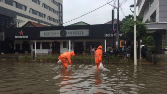 Sejumlah lokasi terdampak banjir di kompleks pertokoan Jalan kemang Raya, Jakarta Selatan, dan kawasan Bendungan Hilir (Benhil), Jakarta Pusat, pada Selasa, 25 Februari 2020.