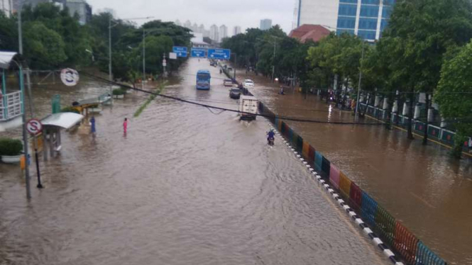 Sejumlah lokasi terdampak banjir di kompleks pertokoan Jalan kemang Raya, Jakarta.