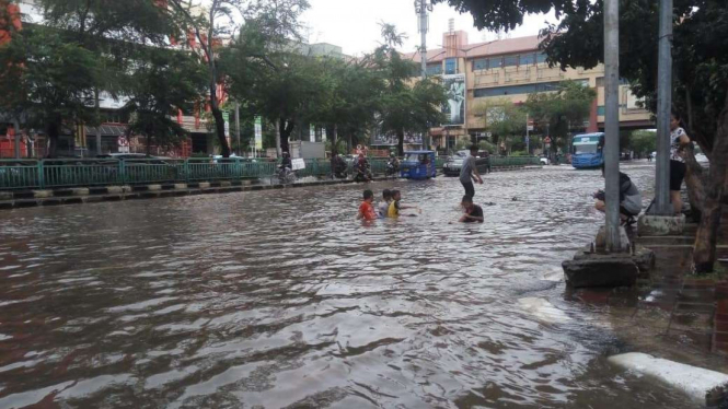 Kompleks pertokoan di Mangga Dua Mall, Jakarta Pusat, juga terdampak banjir pada Selasa, 25 Februari 2020.