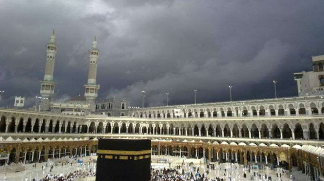 Langit gelap di Kota Suci Mekkah.