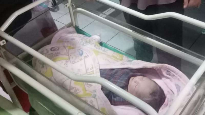 Bayi dibuang di rumah warga di Kecamatan Seberang Ulu I Palembang.
