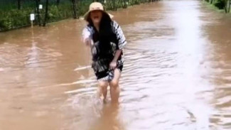 Banjir-banjiran dan Buang Baju di Kolam, Jennifer Ipel jadi Sorotan