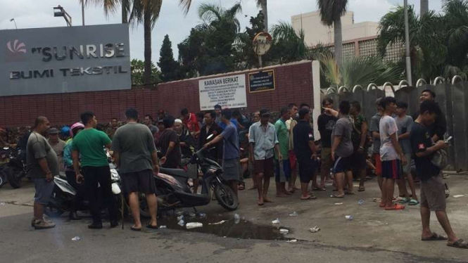  Warga geruduk kantor perusahaan PT Sunrise Textile di Kota Bekasi