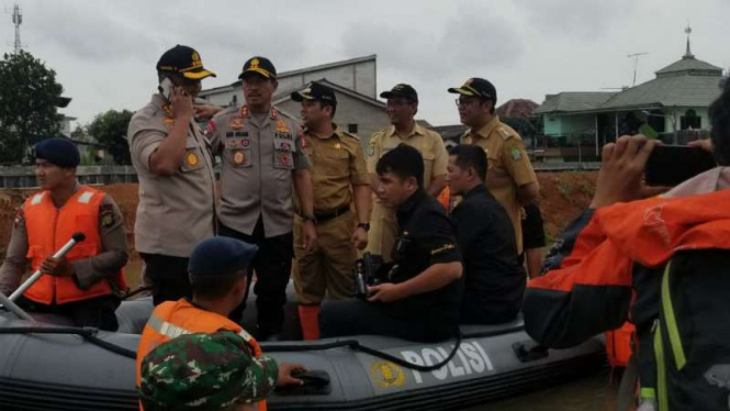 Kapolda Metro Jaya Irjen Polisi Nana Sudjana mengunjungi lokasi banjir.