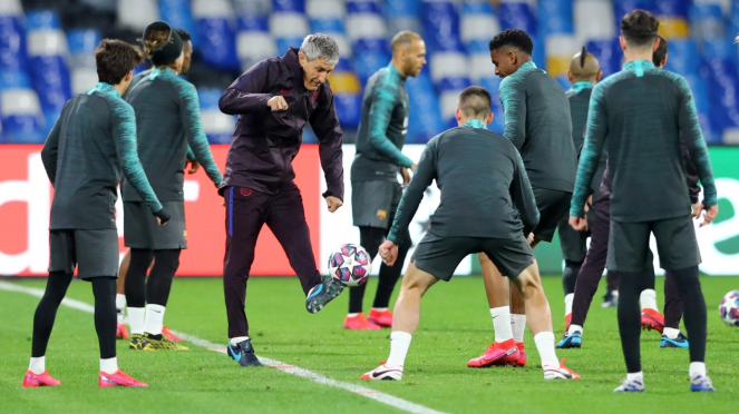 Pelatih Barca, Quique Setien, sedang memimpin latihan