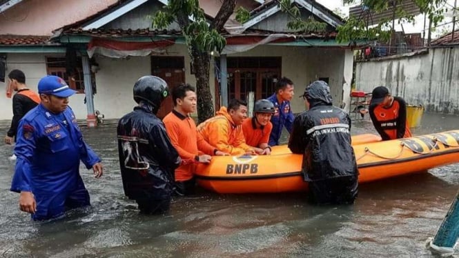 Evakuasi korban banjir di Kota Pekalongan