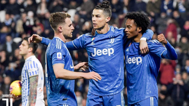 Cristiano Ronaldo merayakan gol dengan rekan setimnya di Juventus