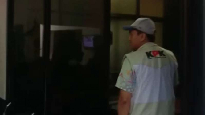 Tim KPK menggeledah kantor pengacara terkait kasus Nurhadi di Surabaya.