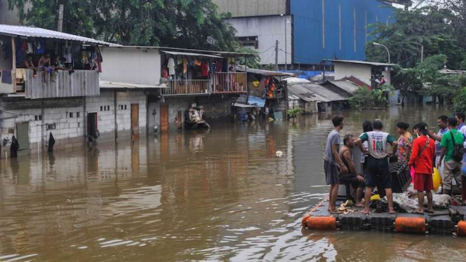 Sejumlah warga kampung Petukangan Rawa Teratai menaiki perahu darurat untuk menuju rumahnya saat banjir di Jakarta Timur, Selasa (25/2/2020). Menurut warga banjir akibat luapan kali mati menggenangi rumah dengan ketinggian 1-2 meter. 