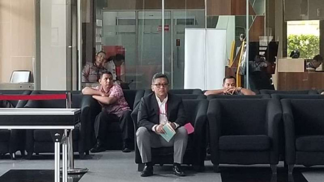 Sekjen PDIP, Hasto Kristiyanto, saat berada di ruang tunggu KPK.