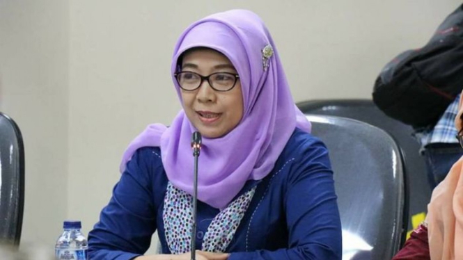 Sitti Hikmawatty adalah satu dari sembilan Komisioner Komisi Perlindungan Anak Indonesia (KPAI).
