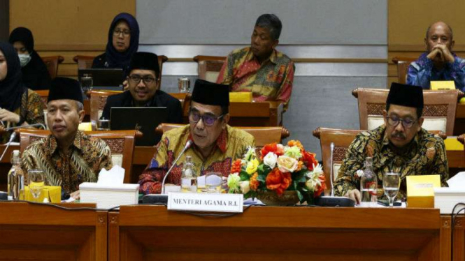 Menteri Agama Fachrul Razi (tengah) mengikuti rapat kerja dengan Komisi VIII DPR