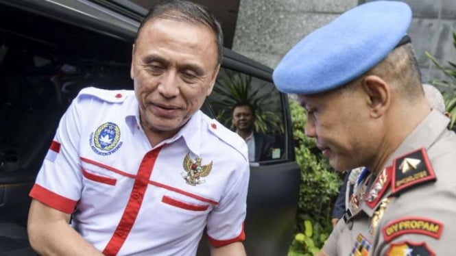 Ketua Umum PSSI, Mochamad Iriawan alias Iwan Bule (kiri).