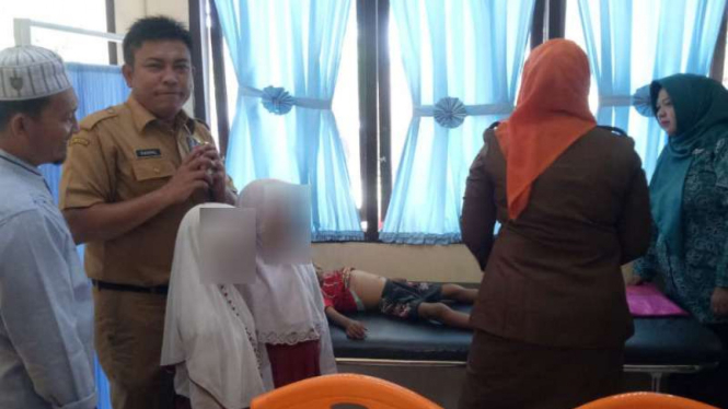 Camat Angkola Muara Tais Fadli Harahap memeriksakan anak yang kerap makan sabun.