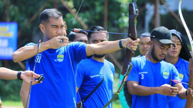 Para pemain Persib Bandung unjuk kemampuan memanah