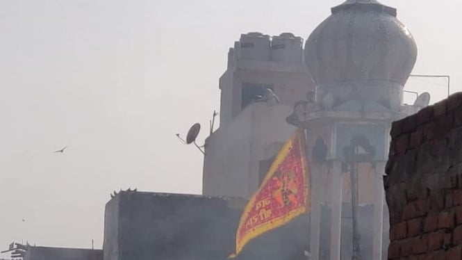 Bendera Hanuman di masjid