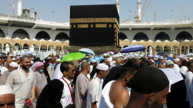 Sekitar 800 ribu orang Indonesia menjalani ibadah umrah setiap tahun. -  AHMAD GHARABLI/AFP/Getty Images