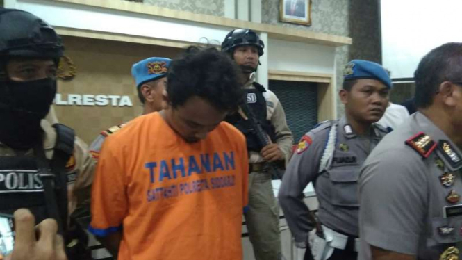 Seorang pria berinisial TDP ditangkap polisi setelah disangka membunuh secara sadis ibu mertuanya di Kabupaten Sidoarjo, Jawa Timur, pada Rabu pagi, 26 Februari 2020.