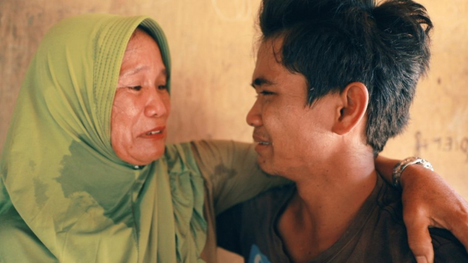 Ibu dan anak bertatap muka untuk pertama kalinya setelah 15 tahun terpisah. - BBC News Indonesia