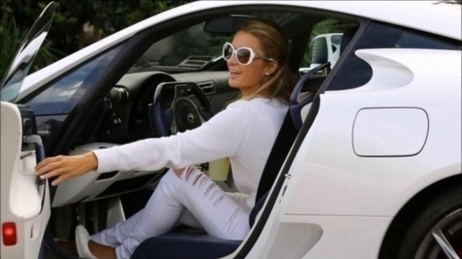 Mobil mewah bekas milik Paris Hilton dijual