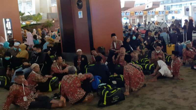 Ribuan jemaah umrah tertahan di Bandara Soekarno Hatta.