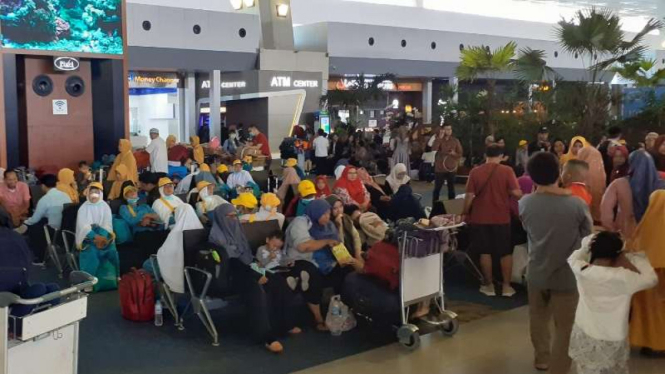 Ribuan jemaah umrah tertahan di Bandara Soekarno Hatta.