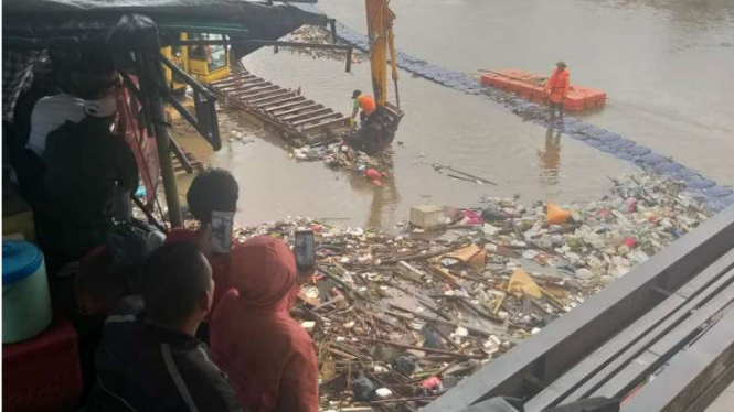 Mayat pria mengambang di Kali Kanal Barat Jakarta