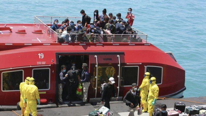 Proses evakuasi 188 WNI ABK kapal pesiar World Dream yang akan dibawa ke Pulau Sebaru.
