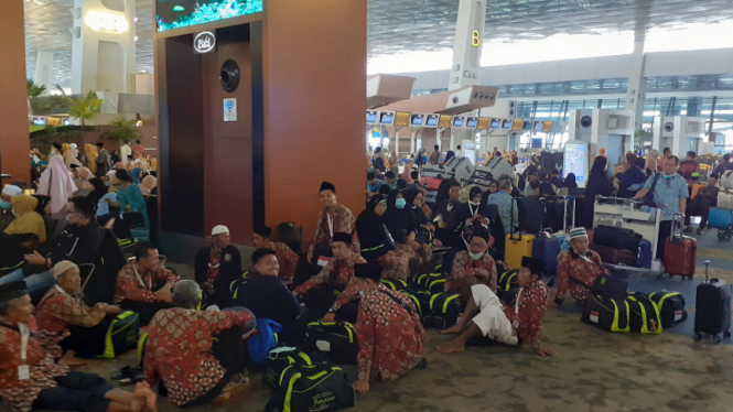 Akibat Pemerintah Arab Saudi hentikan kunjungan umrah ke Tanah Suci, calon jemaah umrah diturunkan dari pesawat di bandara Soekarno-Hatta, Jakarta, Kamis, 27 februari 2020. (Foto ilustrasi).