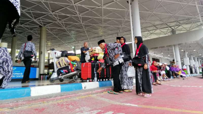 Jemaah umrah batal berangkat  saat bersiap-siap terbang di Bandara Juanda Surabaya.