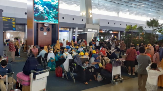 Akibat Pemerintah Arab Saudi hentikan kunjungan umrah ke Tanah Suci, calon jemaah umrah diturunkan dari pesawat di bandara Soekarno-Hatta, Jakarta, Kamis, 27 februari 2020. 