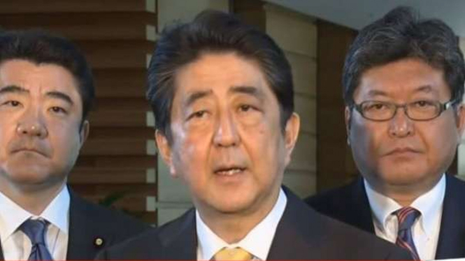 PM Jepang Shinzo Abe (tengah)